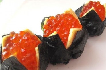 Flower-shaped Sushi with Red Caviar